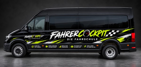 Schulungsbus in Seitenansicht mit FahrerCockpit-Beschriftung für die Busausbildung in Mosbach